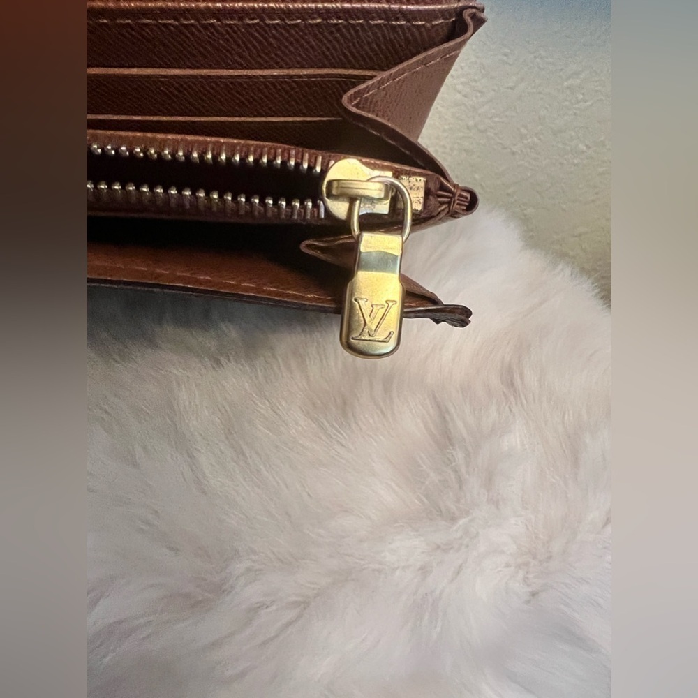 Authentic Louis Vuitton Sarah Monogram Wallet - Picture 14 of 15
